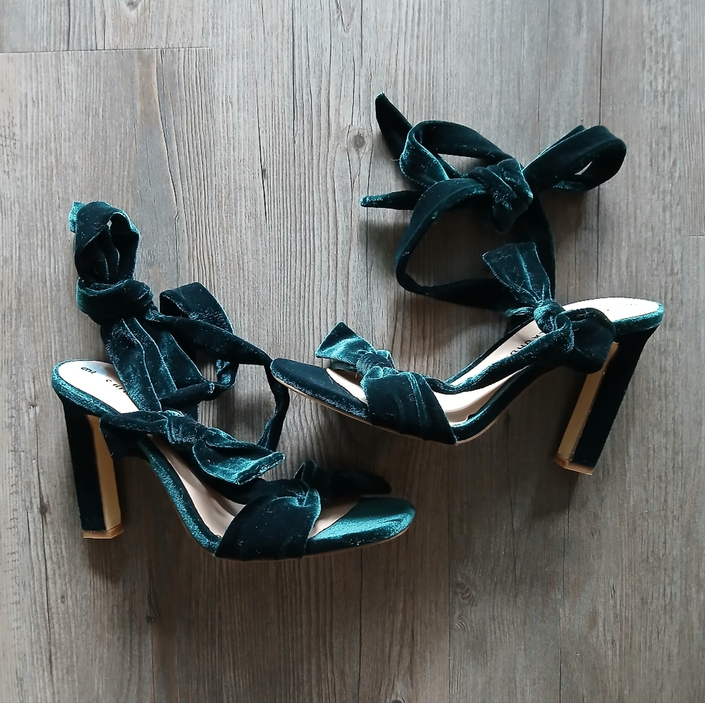 "Chinese Laundry" Emerald green velour heals Size 9.